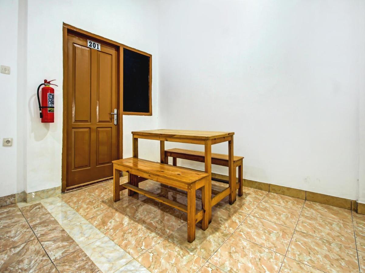 Super Oyo 90224 Palembang Residence Esterno foto